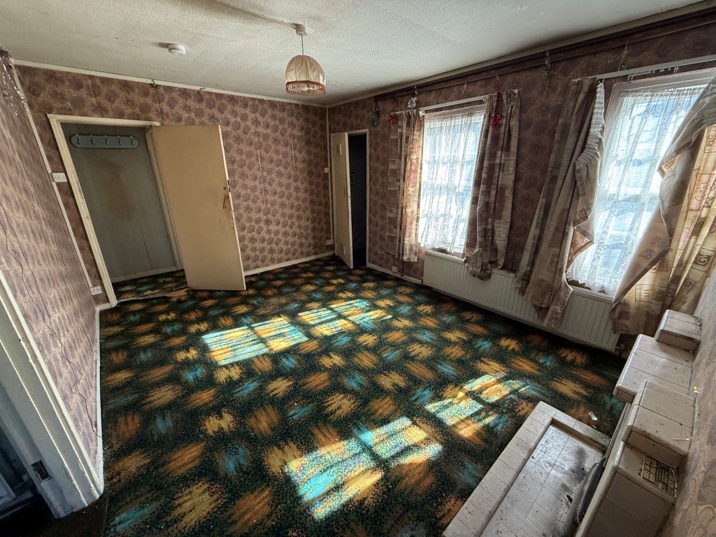 Lot: 210 - FLAT IN NEED OF REFURBISHMENT - Reception room